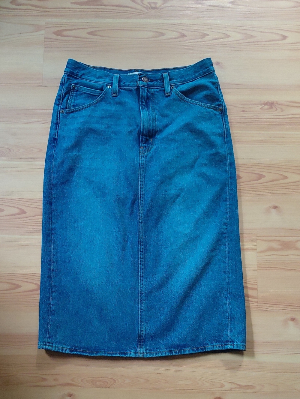 Levis High Rise Back Slit Denim Midi Skirt. 100% Cotton. Size 30.